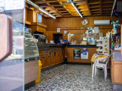 Mariella ci invita ad entrare nel locale. Ci ritroviamo in un ambiente rimasto fermo nel tempo, con un arredamento �vintage� risalente agli anni 70